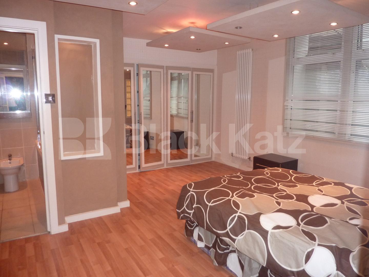 			LOCATION LOCATION LOCATION!, 2 Bedroom, 1 bath, 1 reception Flat			 Craven Terrace, Lancaster Gate